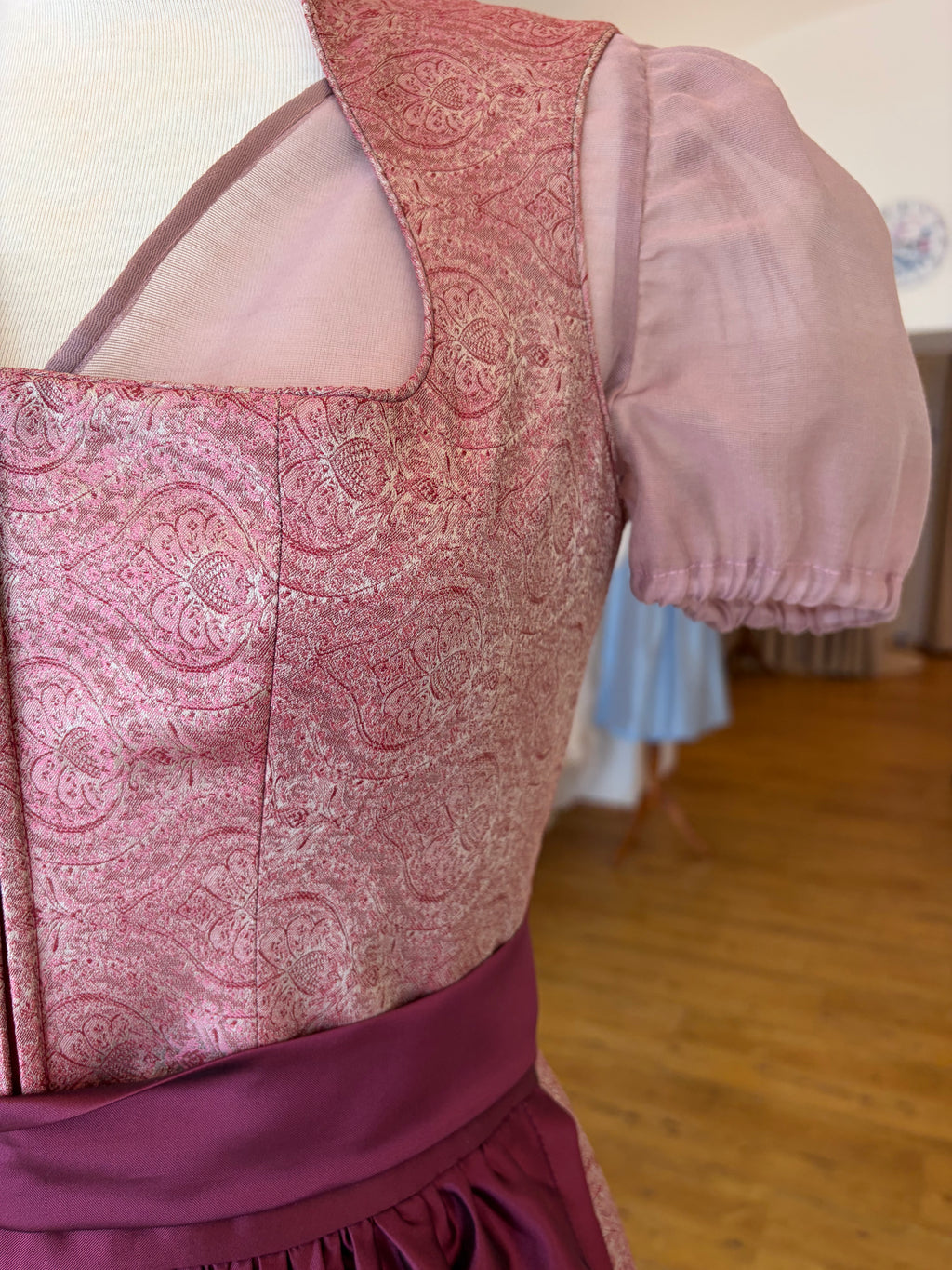 Dirndl "Beere" Gr. 38 mit Puffärmelbluse
