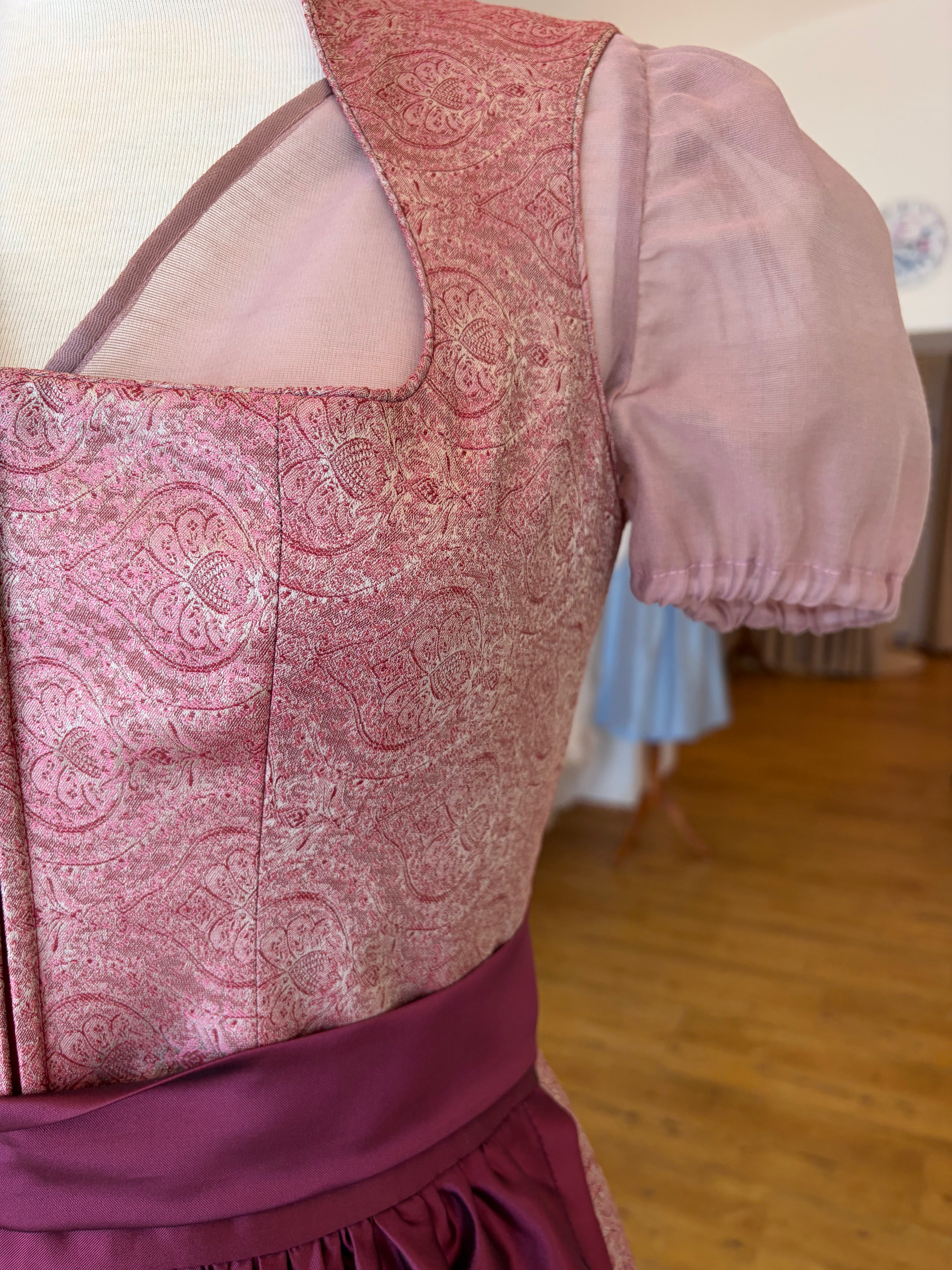 Dirndl "Beere" Gr. 38 mit Puffärmelbluse