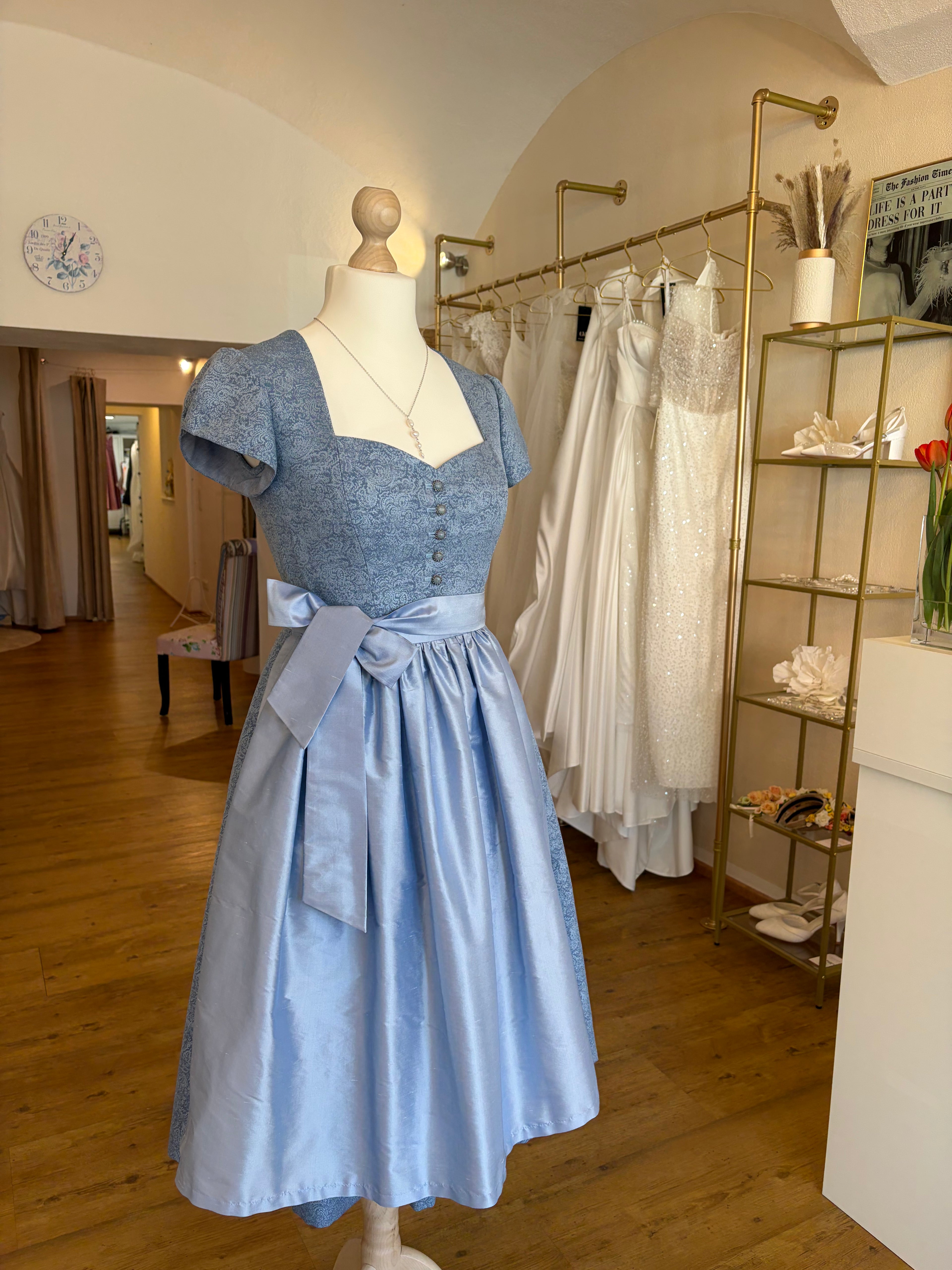 Dirndl blau mit Ärmel Gr. 40