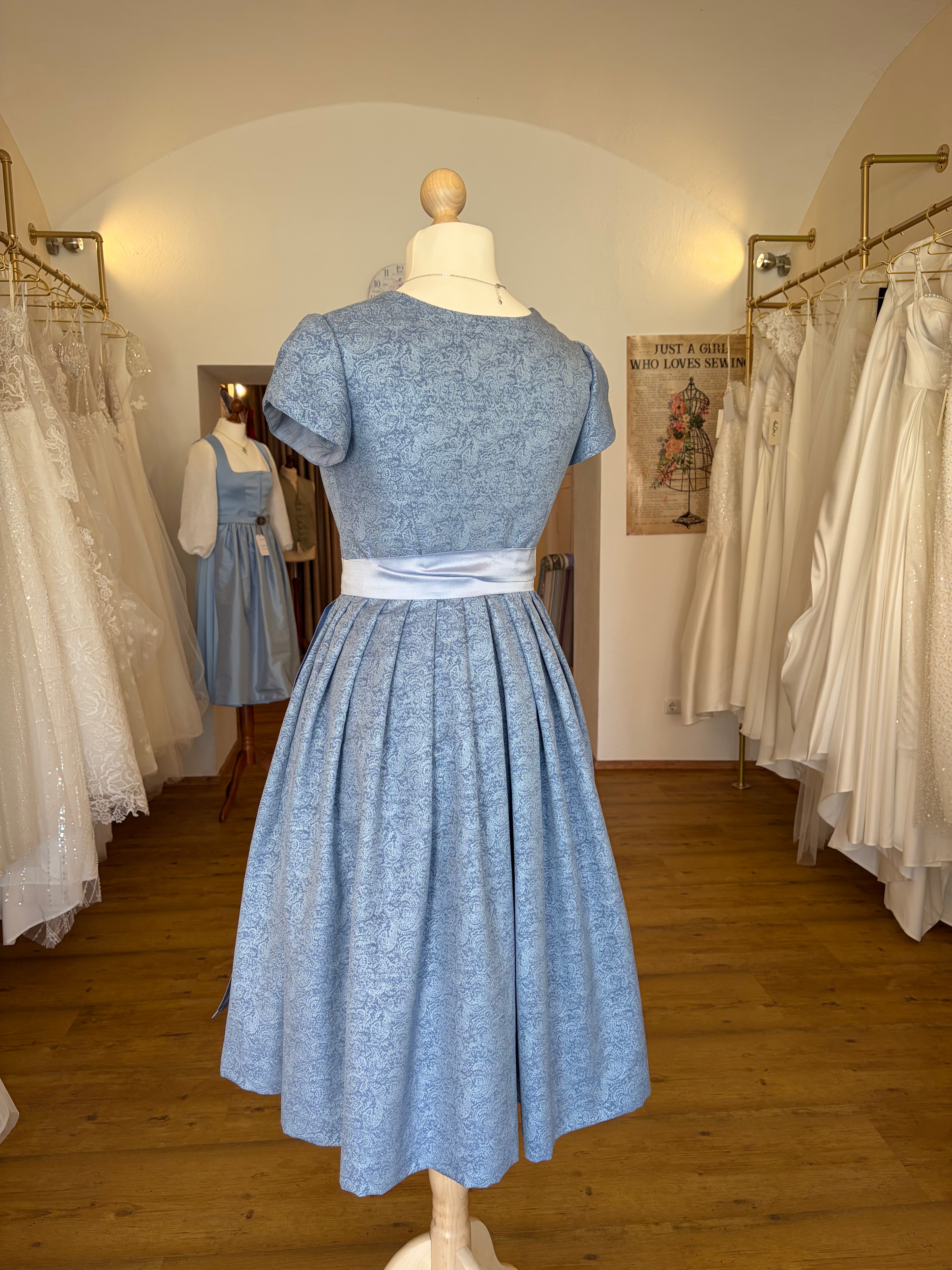 Dirndl blau mit Ärmel Gr. 40
