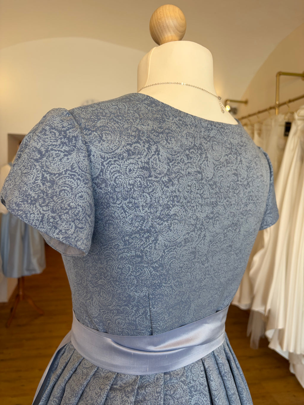 Dirndl blau mit Ärmel Gr. 40